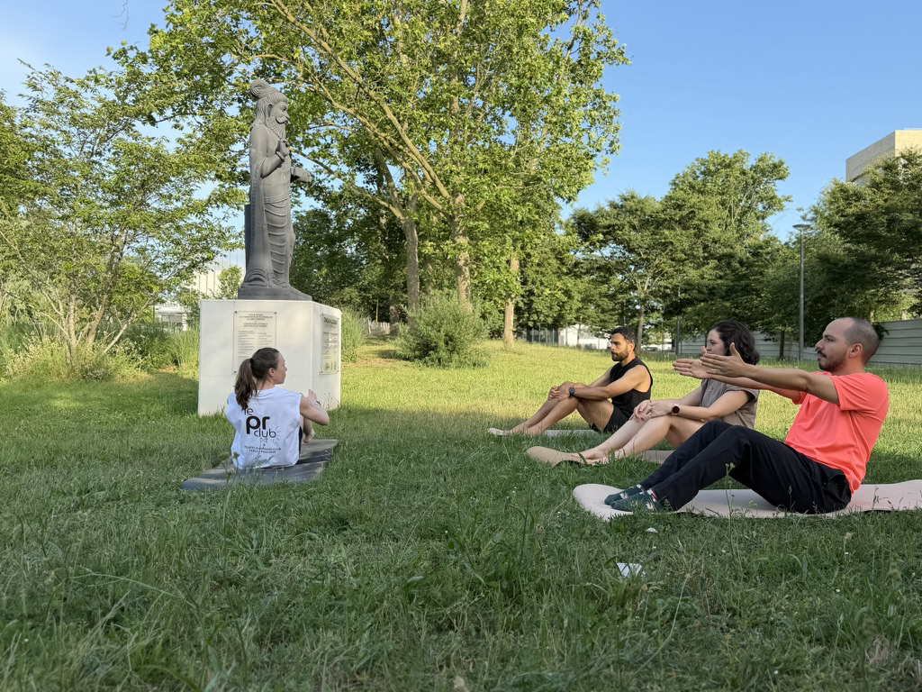 Séance de Pilates en plein air au Parc François Mitterrand à Cergy avec Le PR Club